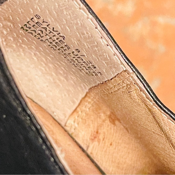 🎁Victorian Style Miz Mooz Leather Ankle Booties with Decorative Buttons! - Picture 4 of 16